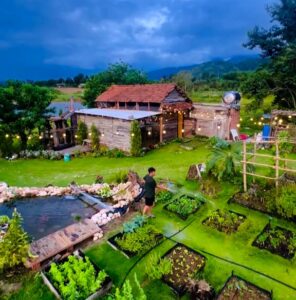 Chàng trai bỏ phố về Đắk Lắk, làm ngôi nhà gỗ đẹp như mơ giữa núi rừng