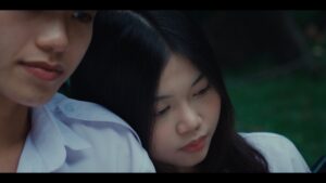 Tình yêu "gà bông" với những rung động đầu đời ngây thơ, trong sáng cũng được khai thác khéo léo trong phim - Ảnh: NVCC