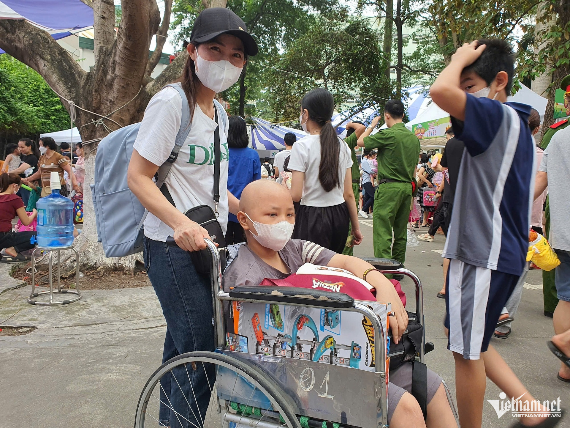 Nhiều bệnh nhi tham gia chương trình khi tay vẫn còn đeo kim luồn, được gia đình đưa đến trên xe đẩy. Ảnh: Võ Thu