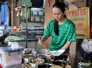Ngoài chả lụa, các món ăn kèm khác đều do quán tự chế biến. Ảnh: Hà Nguyễn