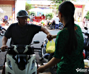 Quán chỉ bán trong 4 tiếng nên thực khách phải đến sớm. Ảnh: Hà Nguyễn