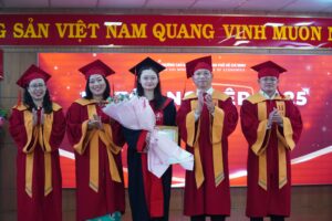 Sinh viên Phan Hoàng Anh Thư, ngành kế toán, tốt nghiệp loại xuất sắc. Thư cũng là sinh viên đầu tiên của nhà trường có điểm tích lũy đạt tuyệt đối