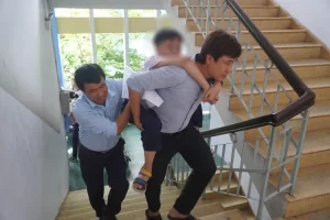 Cậu học trò được giáo viên cõng vào phòng thi