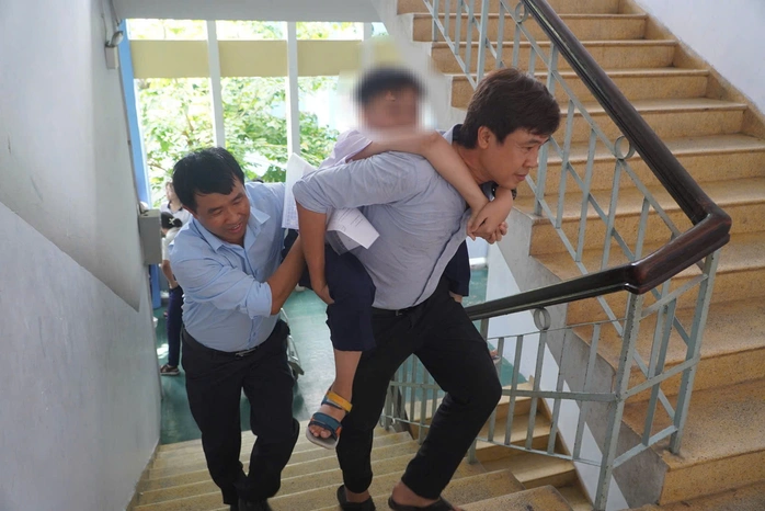 Cậu học trò được giáo viên cõng vào phòng thi