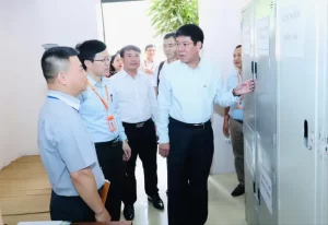 GS.TS Huỳnh Văn Chương (người ngoài cùng bên phải) kiểm tra công tác tổ chức thi tại Bắc Giang vừa qua. Ảnh: NGHIÊM HUÊ