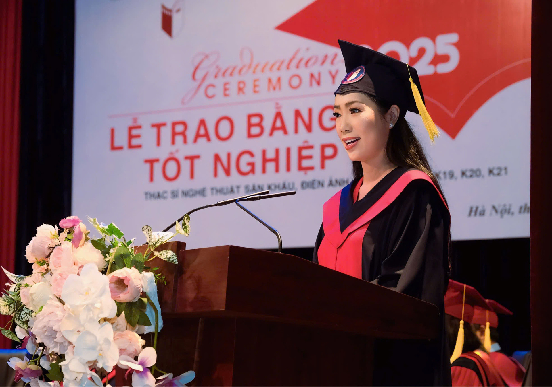 NSND Trịnh Kim Chi nhận bằng thạc sĩ ở tuổi 54