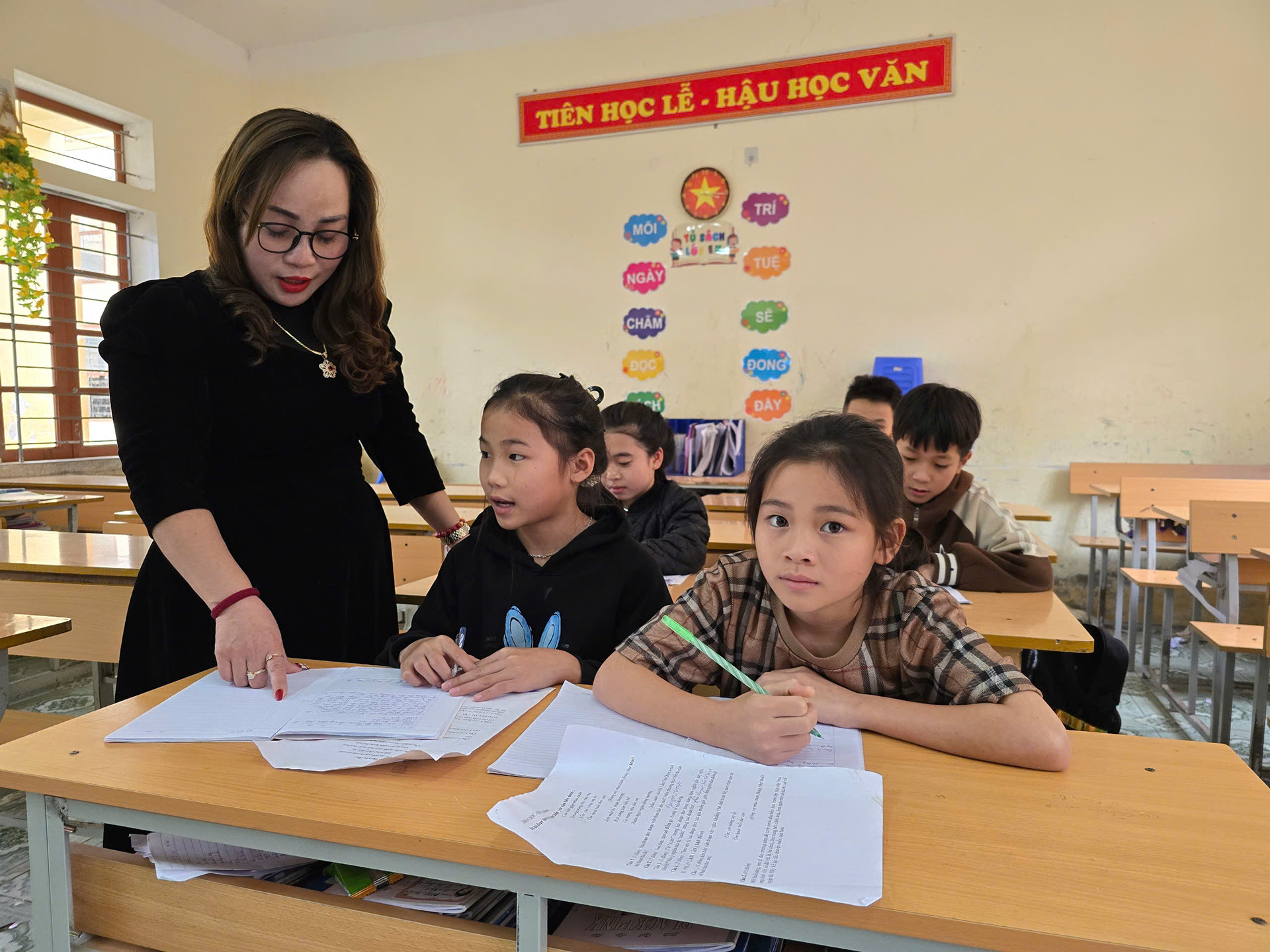 Tỉnh Nghệ An vừa ban hành quy định mới về dạy thêm, học thêm, trong đó nghiêm cấm mọi hành vi ép buộc học sinh tham gia học thêm. Với hoạt động dạy thêm trong nhà trường, mỗi lớp dạy thêm không được vượt quá 45 học sinh. Ngày 22/6, thông tin từ UBND tỉnh Nghệ An cho biết, tỉnh này vừa ban hành quy định mới về dạy thêm, học thêm trên địa bàn. Quy định này có hiệu lực từ ngày 1/7, thay thế quy định được áp dụng từ năm 2013. Theo quy định mới, hoạt động dạy thêm, học thêm chỉ được tổ chức khi có nhu cầu thực tế, dựa trên sự tự nguyện đăng ký của học sinh và có sự đồng ý của phụ huynh. Đặc biệt, các trường học và cá nhân tổ chức dạy thêm bị nghiêm cấm sử dụng bất kỳ hình thức nào để ép buộc học sinh tham gia. Đối với hoạt động dạy thêm trong nhà trường, không được thu tiền và chỉ áp dụng cho các trường hợp cụ thể như học sinh chưa đạt yêu cầu môn học ở học kỳ gần nhất; học sinh được chọn bồi dưỡng học sinh giỏi và học sinh lớp cuối cấp đăng ký ôn thi tuyển sinh, tốt nghiệp. Nhà trường có trách nhiệm tổ chức cho học sinh thuộc các diện trên viết đơn đăng ký học theo từng môn và khối lớp. Mỗi lớp dạy thêm không được vượt quá 45 học sinh, với thời lượng tối đa 2 tiết/tuần/môn. Quy định cũng cấm xếp giờ dạy thêm xen kẽ thời khóa biểu chính khóa và không được dạy trước chương trình chính thức. Kế hoạch dạy thêm phải được công khai trên website hoặc niêm yết tại nhà trường. Giáo viên đang giảng dạy tại trường không được phép dạy thêm có thu tiền cho học sinh thuộc lớp mình phụ trách. Ngoài ra, giáo viên các trường công lập không được tham gia quản lý, điều hành các hoạt động dạy thêm ngoài nhà trường, nhưng có thể tham gia giảng dạy nếu đáp ứng đủ điều kiện. z6730383943950_f36ba5f92c97c00f516fdf6a9787e74a.jpg Một lớp học tại Trường THCS Lượng Minh (huyện Tương Dương, Nghệ An). Ảnh: T.L Đối với hoạt động dạy thêm, học thêm ngoài nhà trường, chỉ các cơ sở đã đăng ký kinh doanh hợp pháp mới được phép thực hiện. Mọi thông tin về môn học, thời lượng, thời gian, địa điểm, danh sách người dạy và mức học phí phải được công khai minh bạch trước khi tuyển sinh. Người dạy thêm ngoài nhà trường phải đảm bảo phẩm chất đạo đức tốt và năng lực chuyên môn phù hợp với môn giảng dạy. Một điểm đáng chú ý là quy định cấm tổ chức dạy thêm cho học sinh tiểu học, trừ các lớp bồi dưỡng nghệ thuật, thể thao hoặc rèn luyện kỹ năng sống. Các trung tâm giáo dục thường xuyên tư thục khi tổ chức dạy thêm phải tuân thủ nghiêm ngặt Nghị định 125/2024/NĐ-CP ngày 5/10/2024 của Chính phủ, bao gồm các yêu cầu về cơ sở vật chất, đội ngũ cán bộ, chương trình giảng dạy, tài liệu học tập và quy chế hoạt động minh bạch. UBND tỉnh Nghệ An cũng khuyến khích tổ chức, cá nhân dạy thêm, học thêm tăng cường sử dụng phương pháp dạy học theo dự án, giải quyết vấn đề, ứng dụng trí tuệ nhân tạo (AI) trong dạy học nhằm phát huy tính chủ động sáng tạo của học sinh góp phần phát triển nguồn nhân lực số. Giáo viên đang dạy học tại các nhà trường tham gia dạy thêm ngoài nhà trường phải báo cáo với Hiệu trưởng hoặc Giám đốc hoặc người đứng đầu nhà trường về môn học, địa điểm, hình thức, thời gian tham gia dạy thêm theo quy định. Về quản lý và kinh phí tổ chức dạy thêm, học thêm, đối với dạy thêm trong nhà trường, kinh phí sử dụng nguồn ngân sách nhà nước và các nguồn kinh phí hợp pháp khác theo quy định của pháp luật. Đối với dạy thêm ngoài nhà trường, mức thu tiền do thỏa thuận giữa cha mẹ học sinh, học sinh với cơ sở dạy thêm. Dạy thêm trong nhà trường, mỗi lớp không được vượt quá 45 học sinh