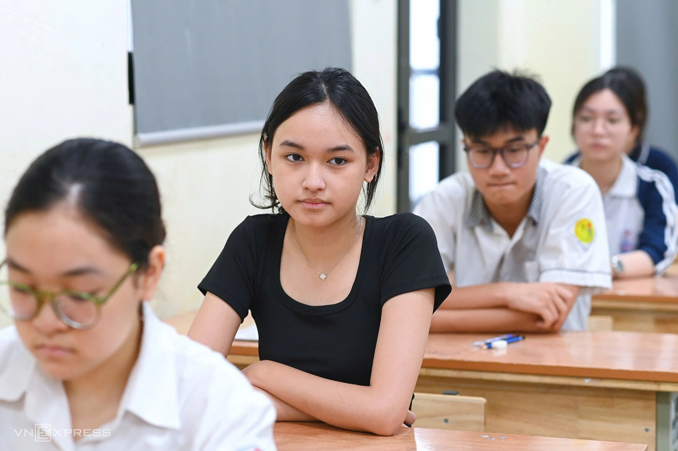 Thí sinh trước giờ làm bài thi tốt nghiệp, tại trường THPT Nguyễn Trường Tộ, quận Đống Đa, Hà Nội, sáng 27/6. Ảnh: Giang Huy