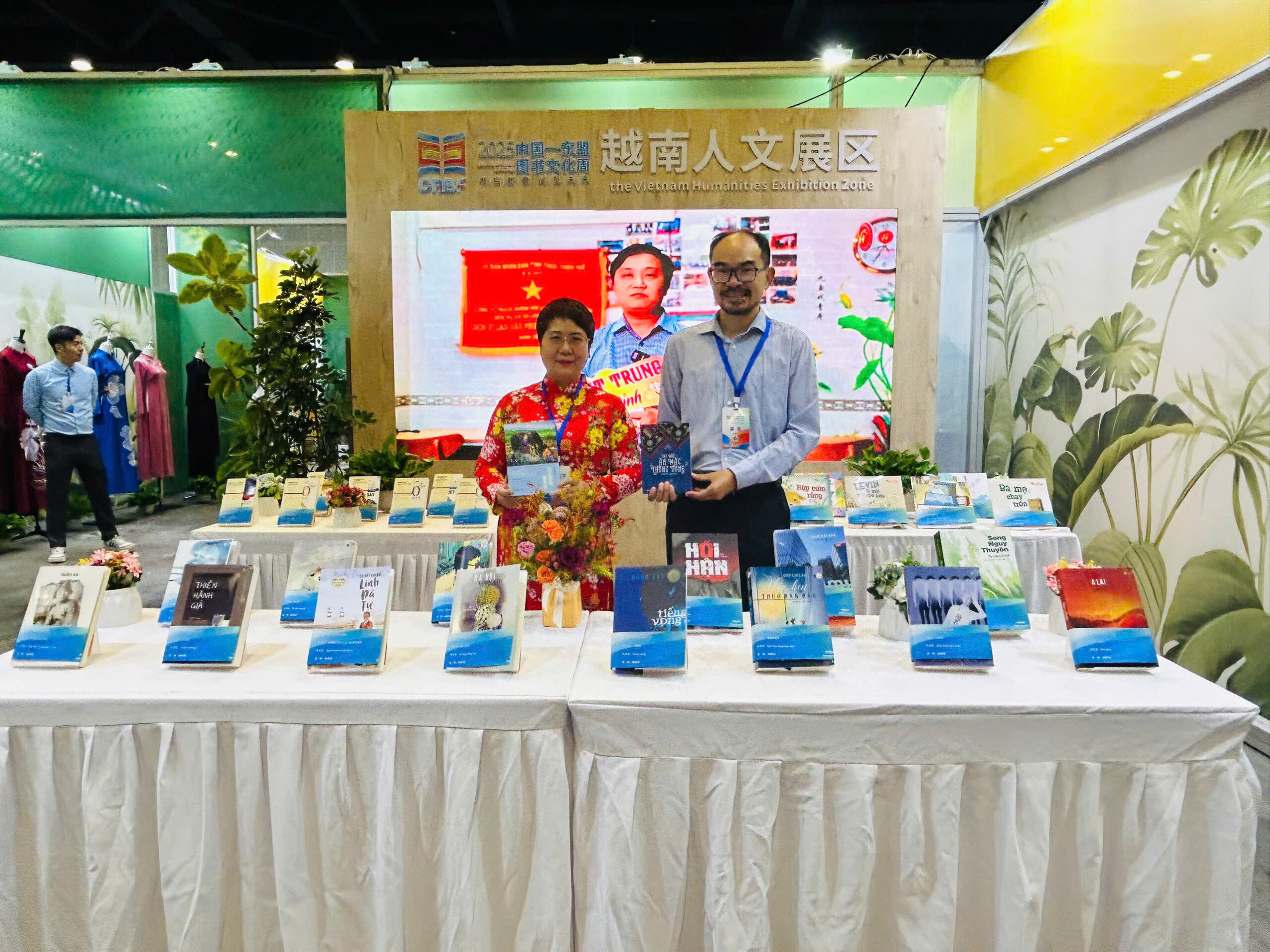 Gian hàng văn hóa Việt tại Tuần lễ sách Văn hóa Trung Quốc-Asean 2025 Gian hàng Văn hoá Việt (Chibooks tổ chức) giới thiệu đa dạng về sách, nghệ thuật, thủ công mỹ nghệ, ẩm thực Việt.