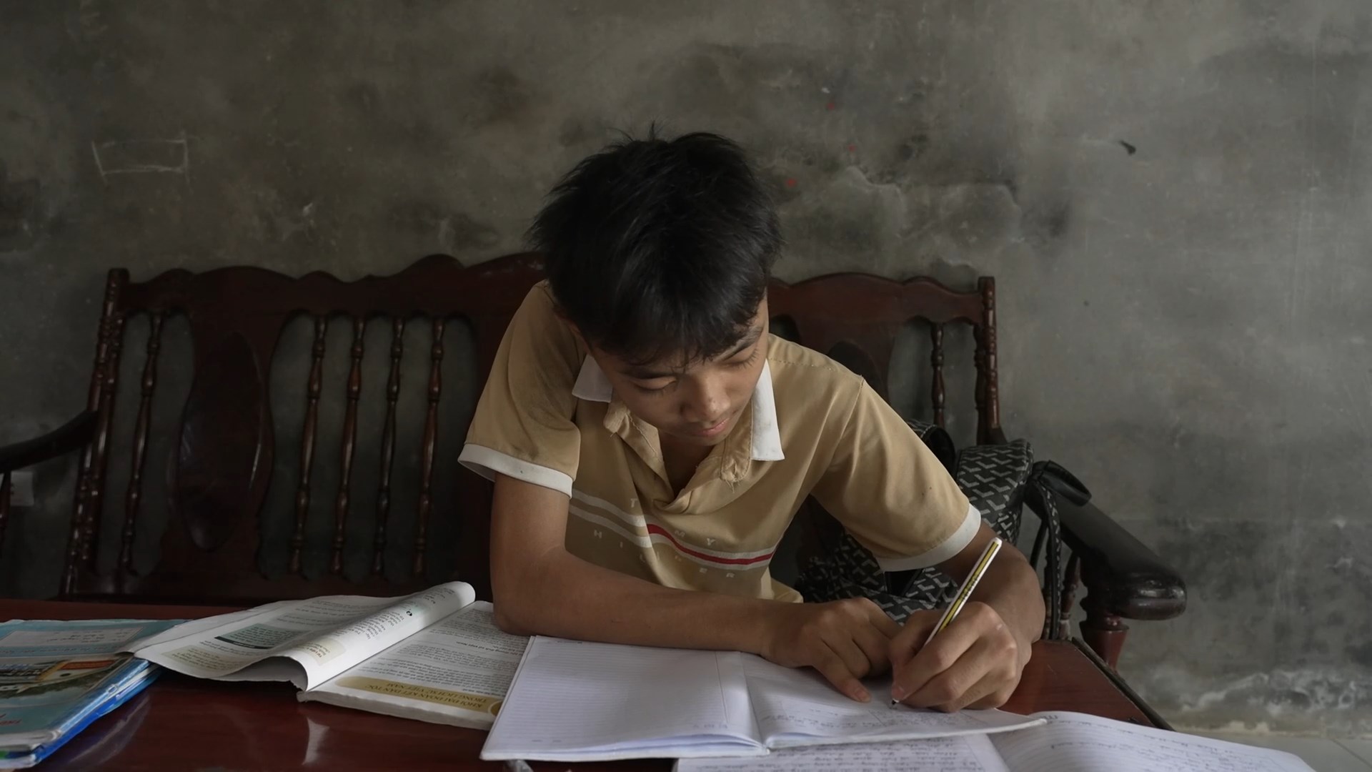 Diễn viên Phương Oanh nhắc về biến cố năm 15 tuổi Em Vi Quốc Việt