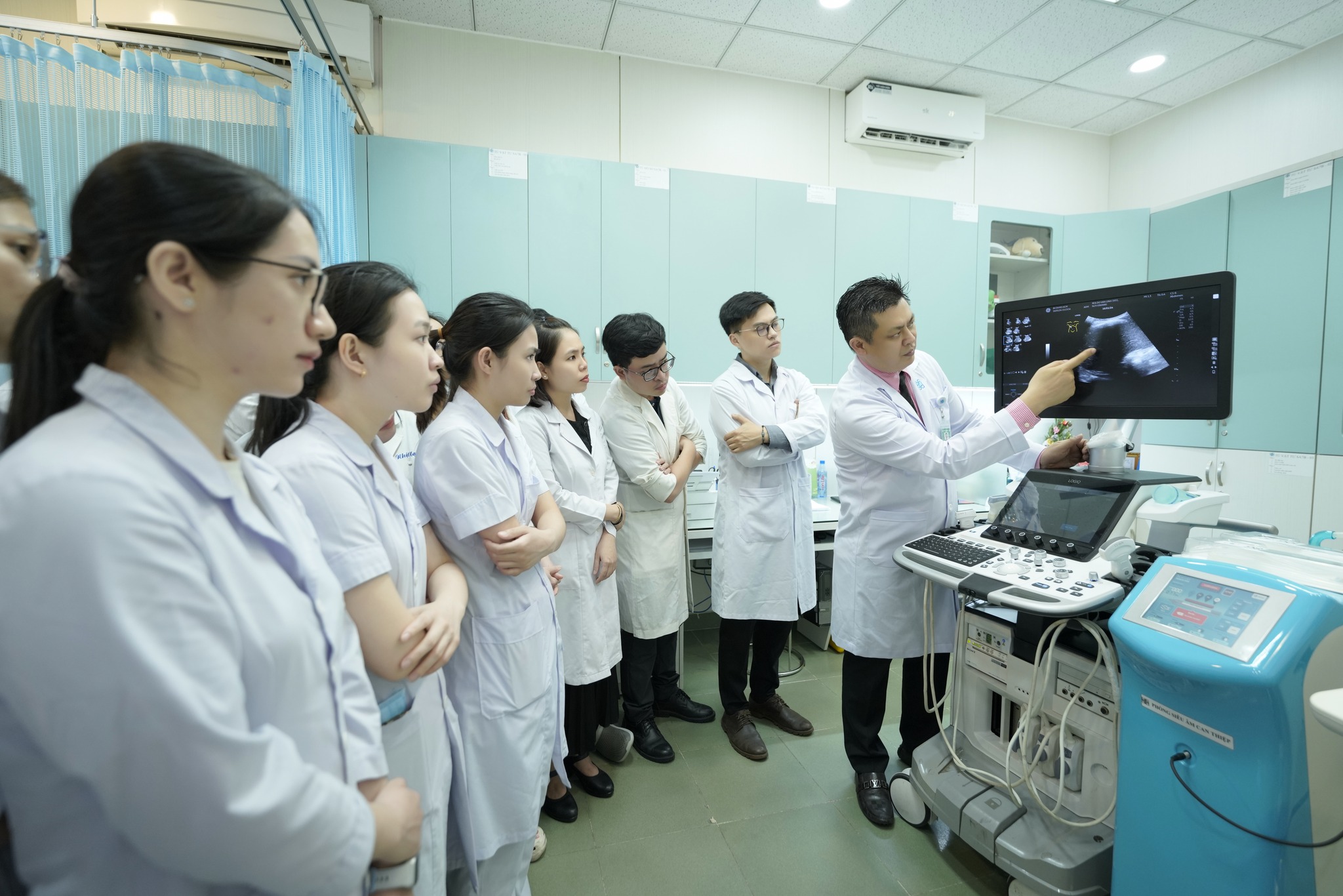 Với đồng nghiệp và học trò, BS Nguyễn Quang Thái Dương luôn được nhắc đến như hình mẫu người thầy thuốc tận tâm, người thầy giáo truyền lửa