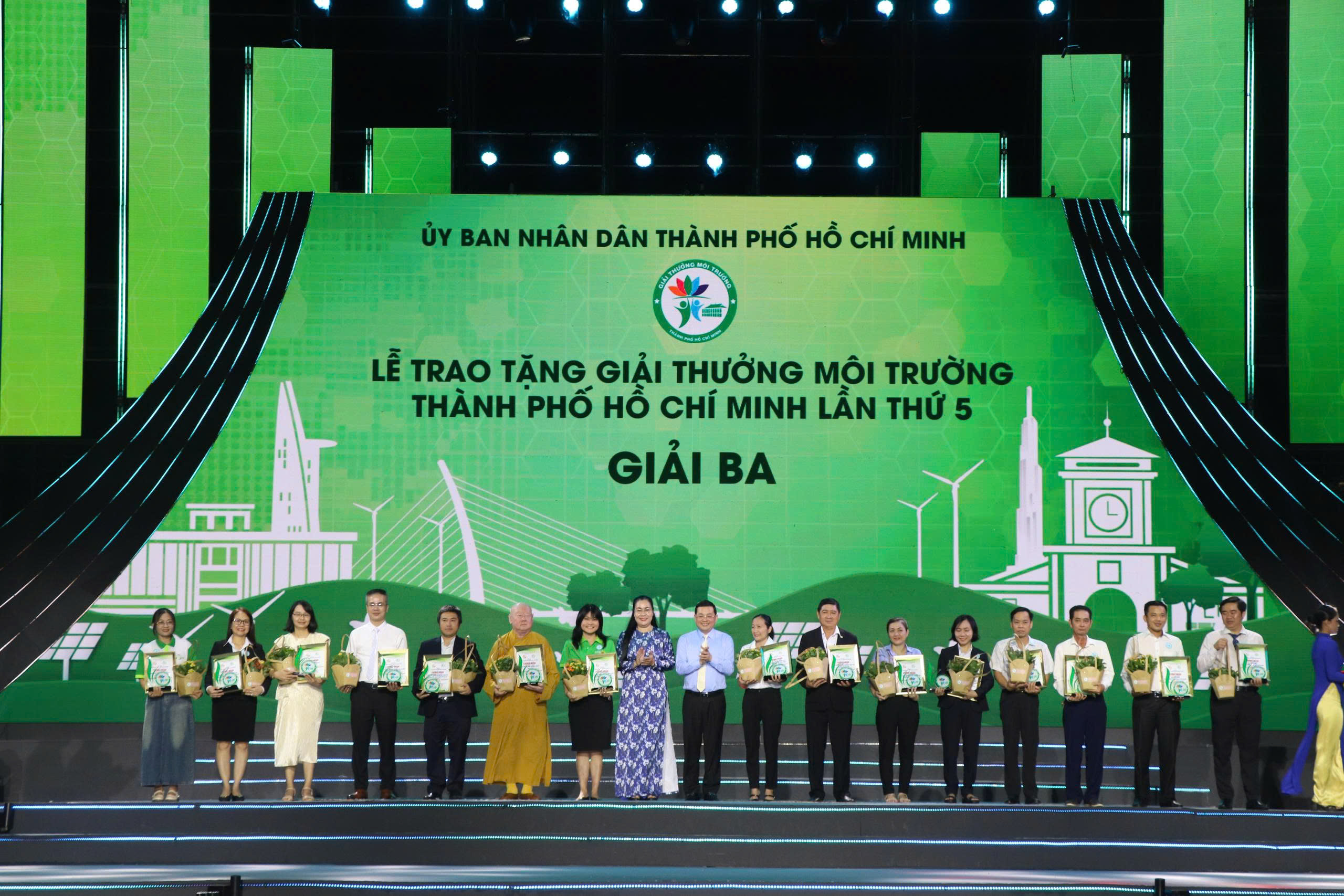 Co.opmart và Co.op Food đón nhận Giải thưởng môi trường Tp.HCM