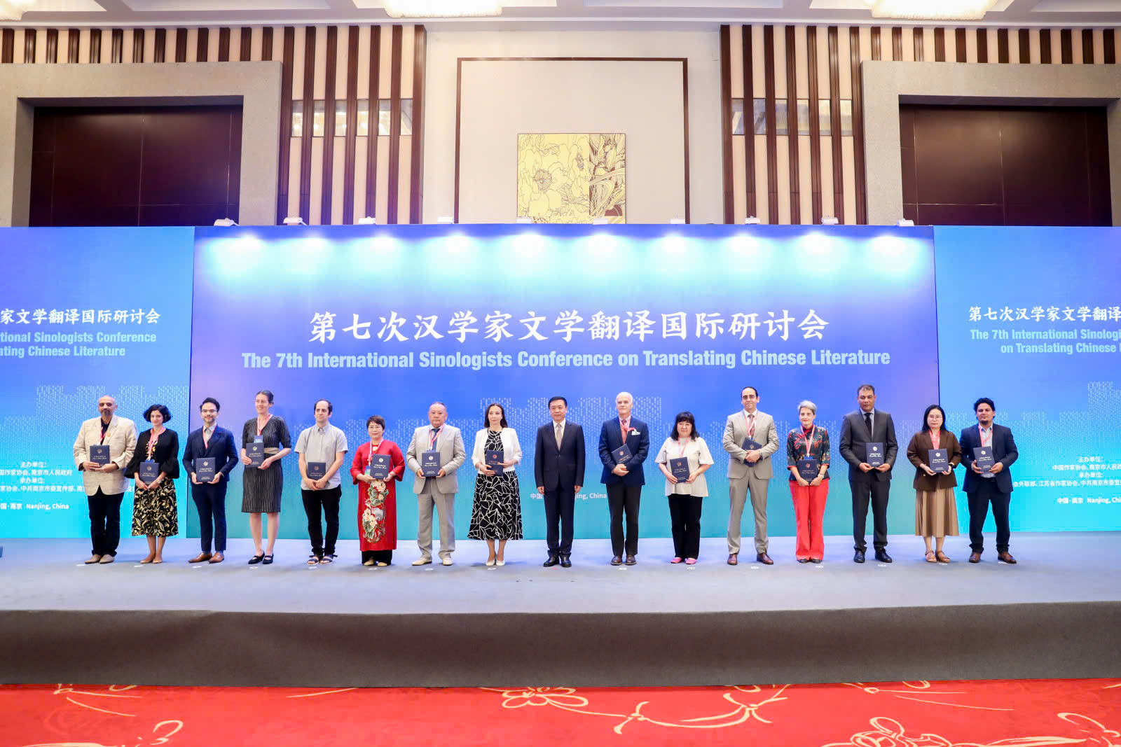 Dịch giả Nguyễn Lệ Chi trong lễ vinh danh dịch giả văn học tại Hội thảo quốc tế về dịch văn học tại TP.Nam Kinh (T7,2025)