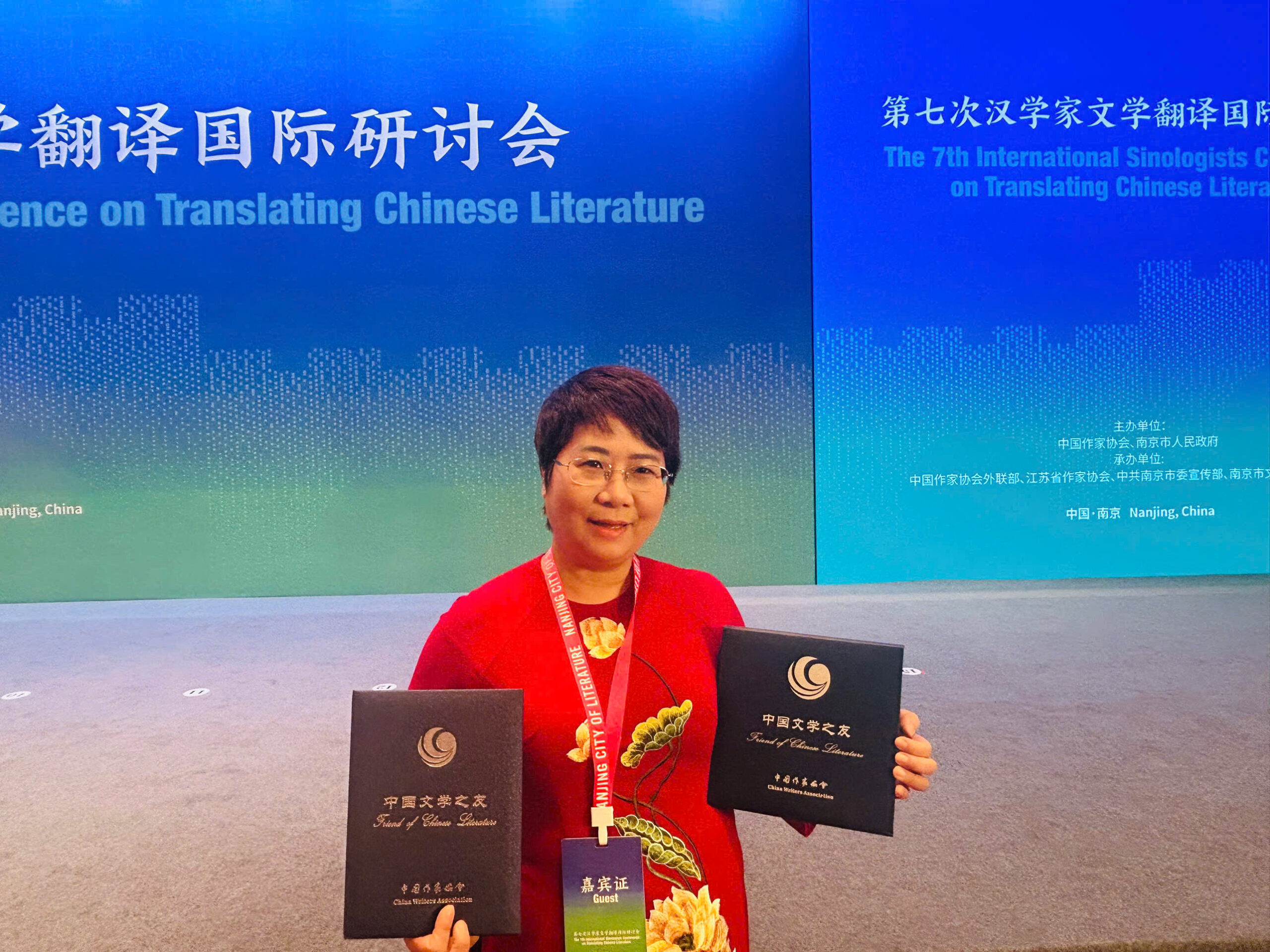 Dịch giả Nguyễn Lệ Chi trong lễ vinh danh dịch giả văn học tại Hội thảo quốc tế về dịch văn học tại TP.Nam Kinh (T7,2025)