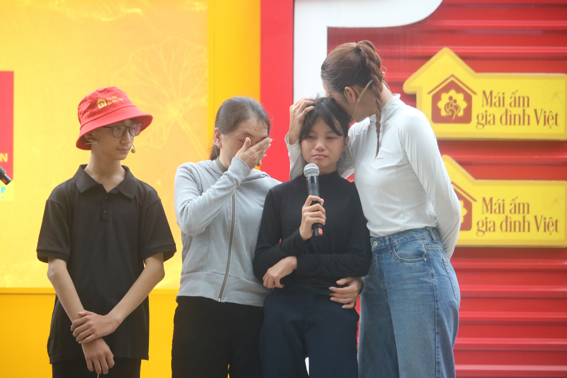 Mái ấm gia đình Việt lập kỷ lục trao hơn 3,2 tỷ đồng cho các em nhỏ khi ghi hình tại Đà Nẵng
