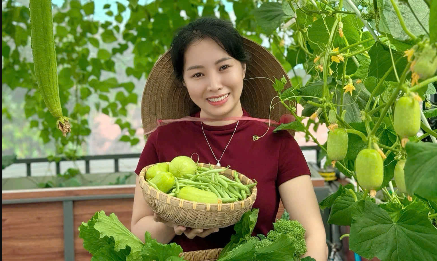 Khu vườn 30 m² xanh mướt với nhiều rau trái sạch của một phụ nữ xinh đẹp
