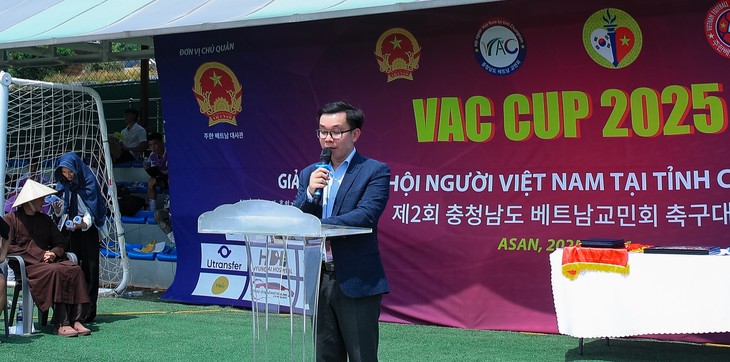 Ông Nguyễn Thanh Liêm, Chủ tịch Hội người Việt Nam tại tỉnh Chungnam, phát biểu chào mừng tại lễ khai mạc giải VAC CUP 2025. Ảnh: Ban Tổ chức. 
