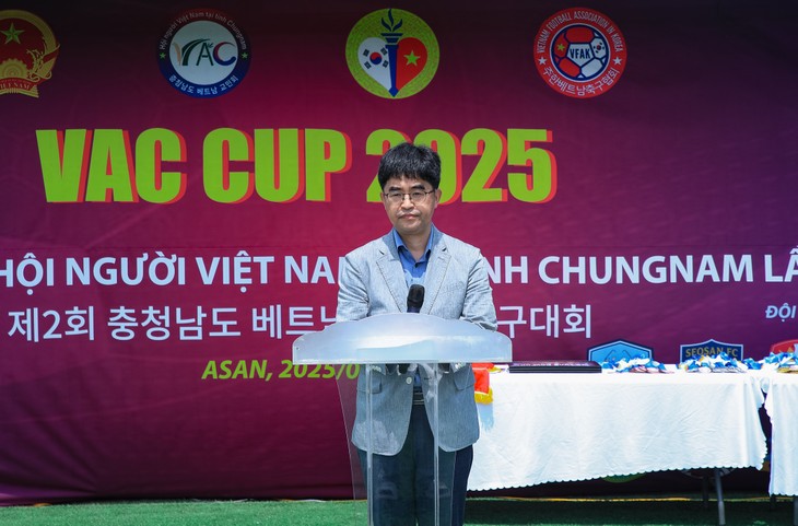 Ông Chu Yeong-sik, Trưởng phòng Chính sách người nước ngoài tỉnh Chungnam, bày tỏ niềm vui khi Hội người Việt tại tỉnh Chungnam tổ chức giải bóng đá ý nghĩa cho cộng đồng.  Ảnh: Ban Tổ chức. 