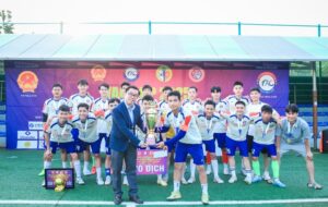 Ban Tổ chức trao giải vô địch cho đội FC Storm. Ảnh: Ban Tổ chức.