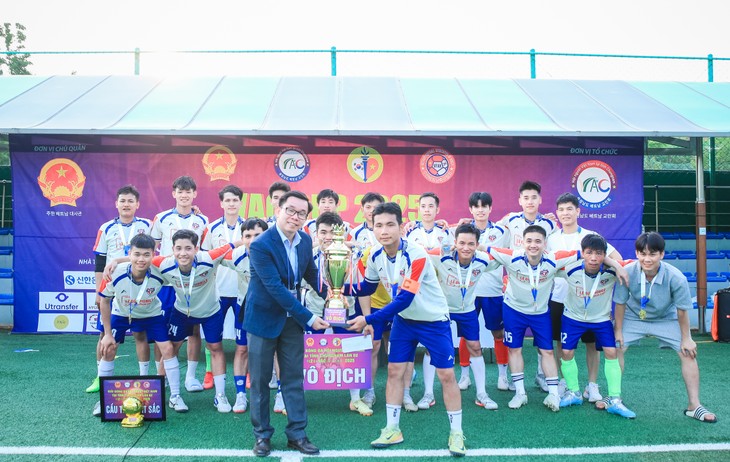Ban Tổ chức trao giải vô địch cho đội FC Storm. Ảnh: Ban Tổ chức.