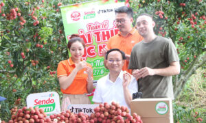Ông Phạm Văn Thịnh, Phó Chủ tịch UBND tỉnh Bắc Ninh (áo trắng), bán vải thiều trên livestream.