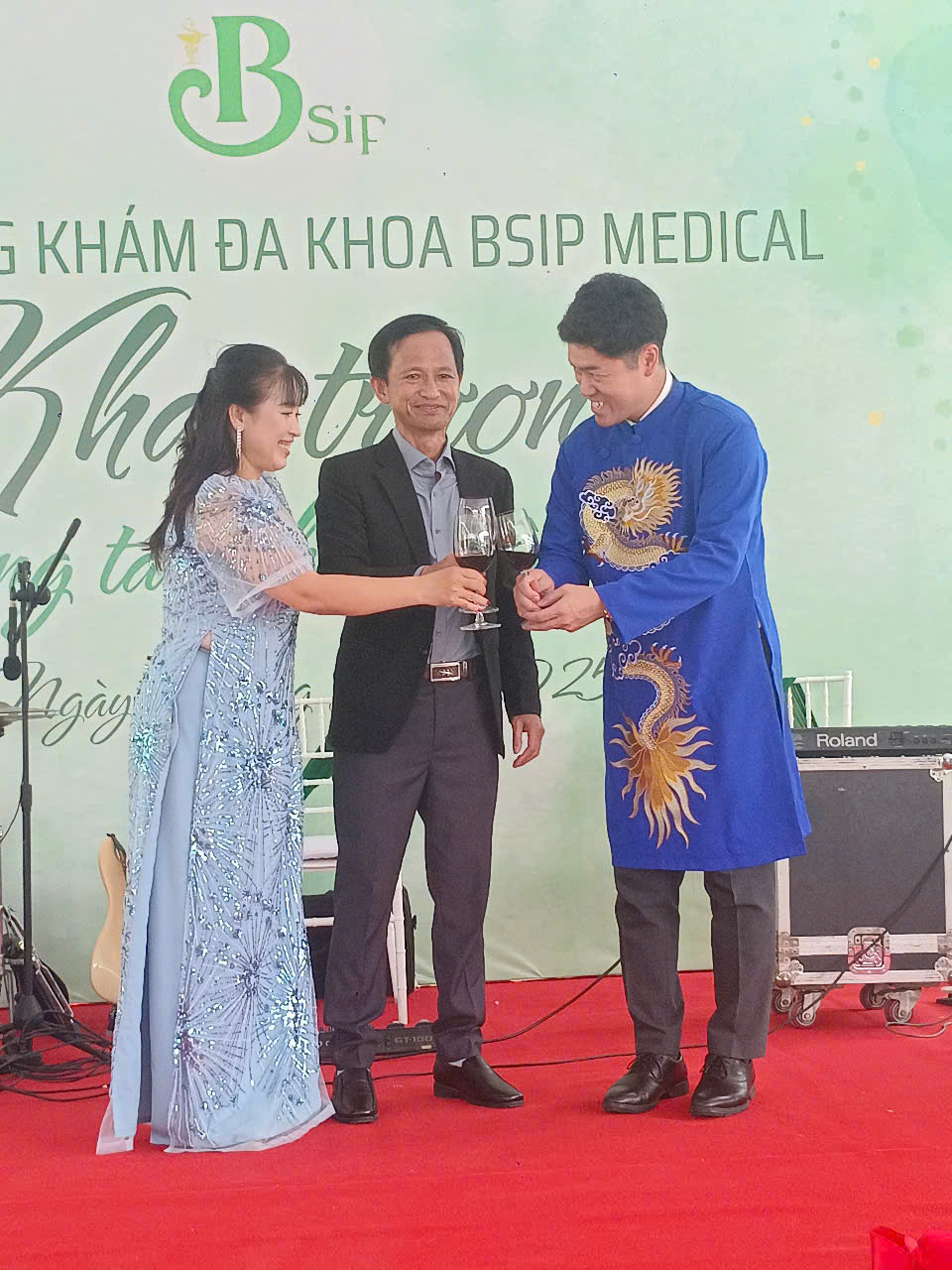 Bà Nguyễn Tuyết Vân và đại diện Công ty Nipro Việt Nam tại buổi khai trương Khai trương Trung tâm chạy thận nhân tạo hiện đại nhất miền Tây