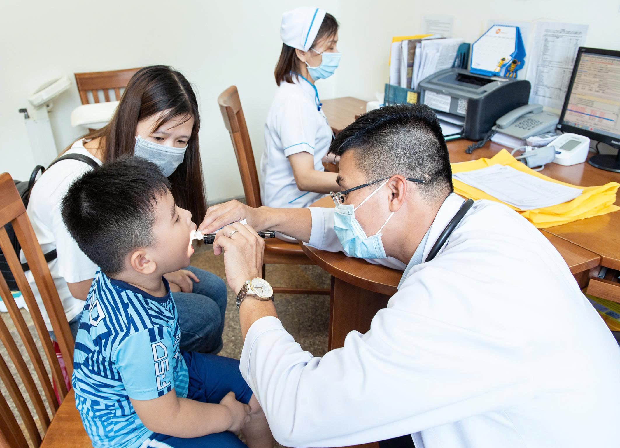 Chuyện về “Người hùng áo trắng” ở Bệnh viện Y Dược Hoàng Anh Gia Lai Bác sĩ Nguyễn Thái Hùng tận tình thăm khám cho bệnh nhân