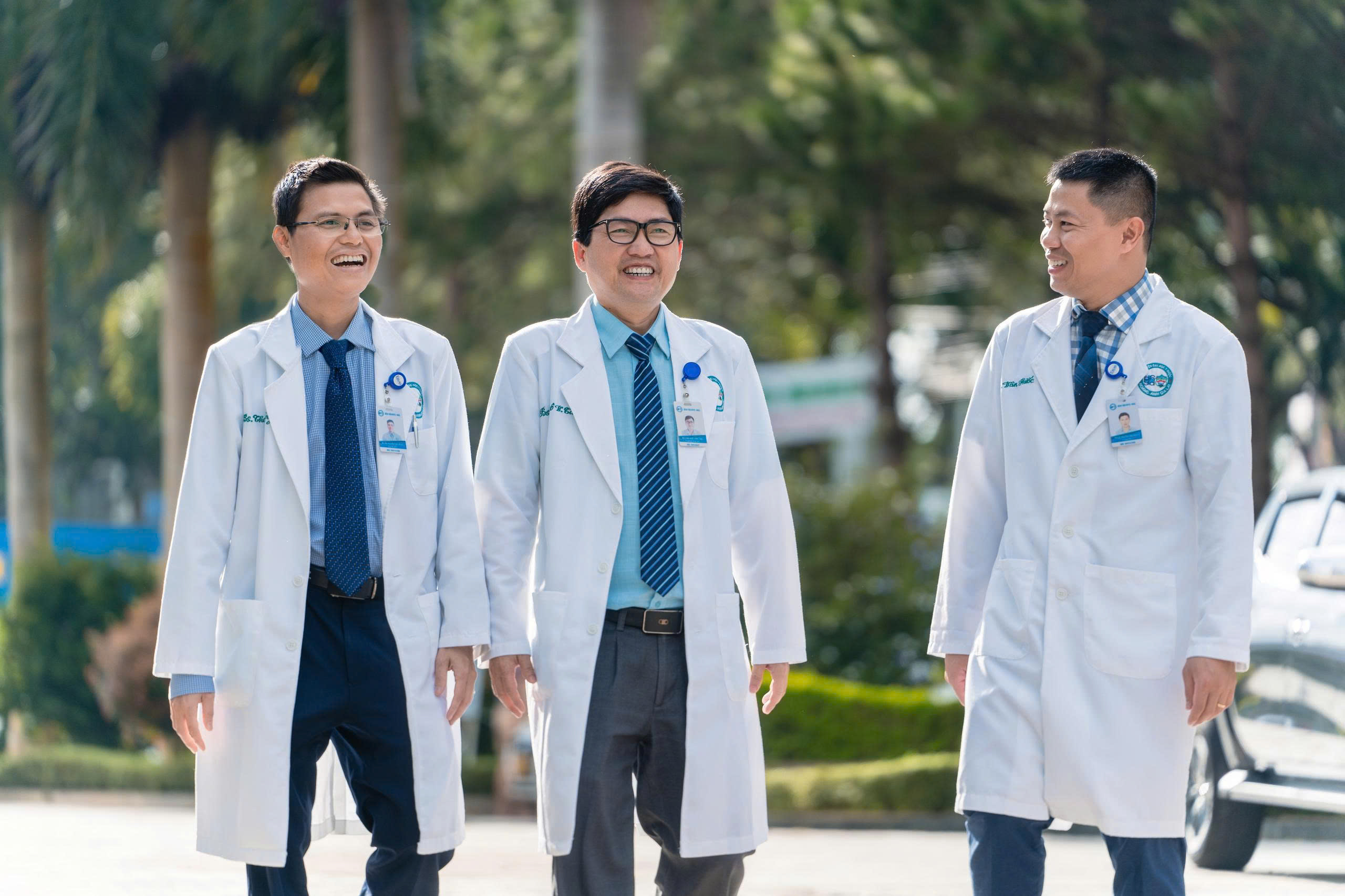 Chuyện về “Người hùng áo trắng” ở Bệnh viện Y Dược Hoàng Anh Gia Lai Chuyện về “Người hùng áo trắng” ở Bệnh viện Y Dược Hoàng Anh Gia Lai Bác sĩ Nguyễn Thái Hùng ( trái ảnh) cùng đồng nghiệp