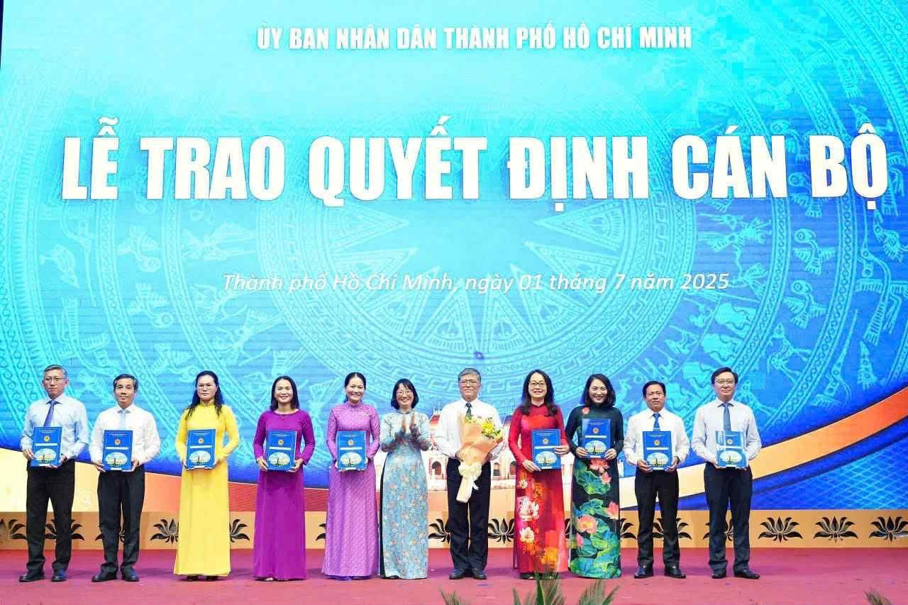 Ban Giám đốc Sở GD-ĐT TPHCM sau sáp nhập gồm Giám đốc Nguyễn Văn Hiếu, các Phó Giám đốc Dương Trí Dũng, Nguyễn Bảo Quốc, Lê Thụy Mỵ Châu, Huỳnh Lê Như Trang, Nguyễn Thị Nhật Hằng, Nguyễn Văn Phong, Trương Hải Thanh, Trần Thị Ngọc Châu, Nguyễn Kế Toại.