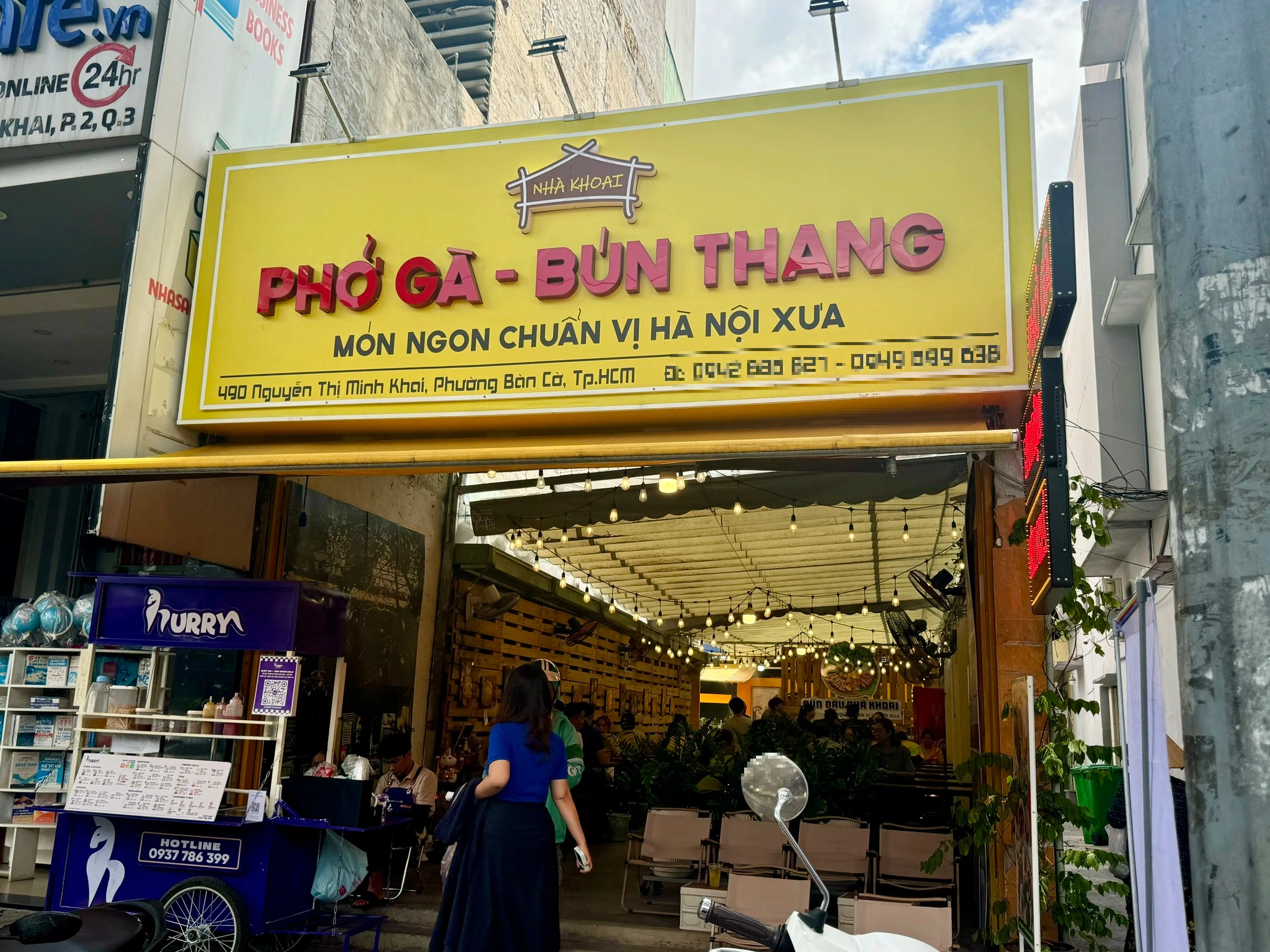 Các hàng quán bắt đầu gắn biển hiệu cập nhật tên phường mới ở TP.HCM