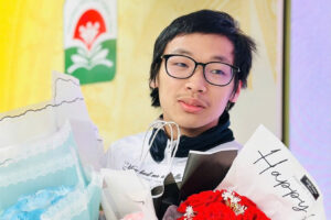 Nam sinh 'vác em' đi thi đỗ trường top, hành trình xúc động