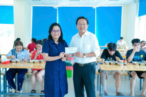 GS Ngô Thị Phương Lan, Ủy viên Ban Thường vụ, Trưởng Ban Tuyên giáo Đảng uỷ ĐH Quốc gia TPHCM ủng hộ Bếp ăn chia sẻ sau khi dùng cơm trưa ở đây. Ảnh: VNU