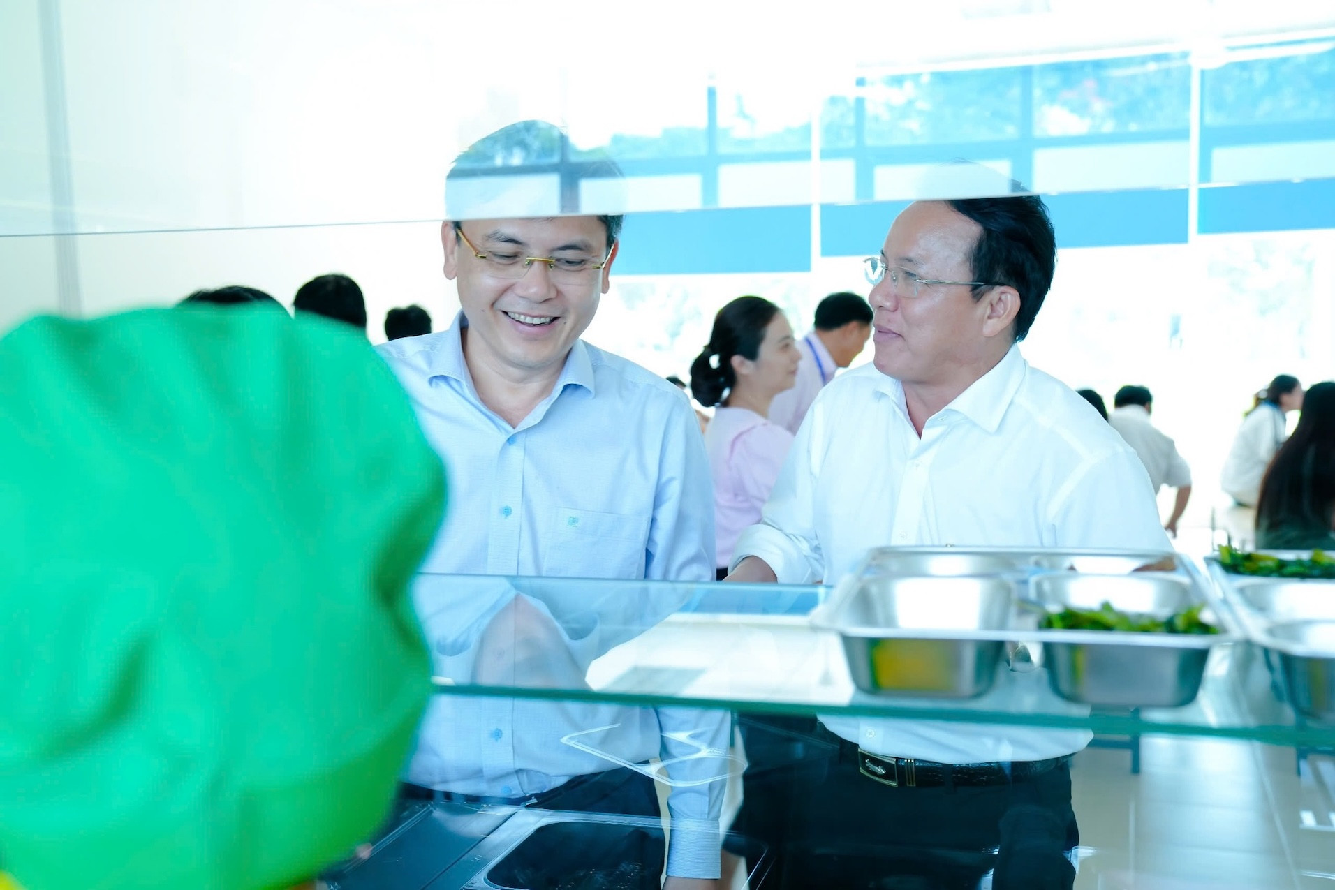 PGS.TS Nguyễn Minh Tâm, Phó Giám đốc ĐH Quốc gia TPHCM cũng tới Bếp ăn chia sẻ sinh viên. Ảnh: VNU