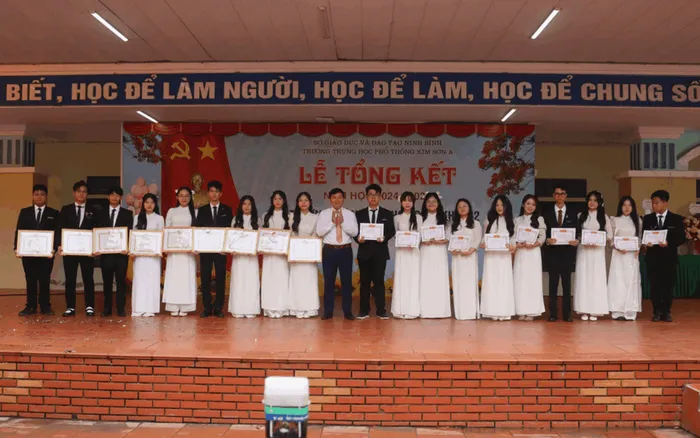 Nữ sinh Trường THPT Kim Sơn A đạt thủ khoa toàn quốc với 3 điểm 10