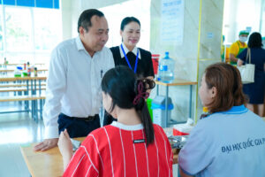 PGS.TS Vũ Hải Quân,Giám đốc ĐH Quốc gia TPHCM tới Bếp ăn chia sẻ sinh viên. Ảnh: VNU