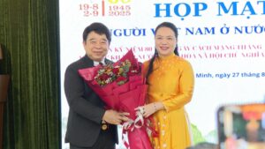 Tại chương trình, hơn 50 kiều bào đã tham gia giao lưu trò chuyện với các nhà nghiên cứu, diễn giả lịch sử
