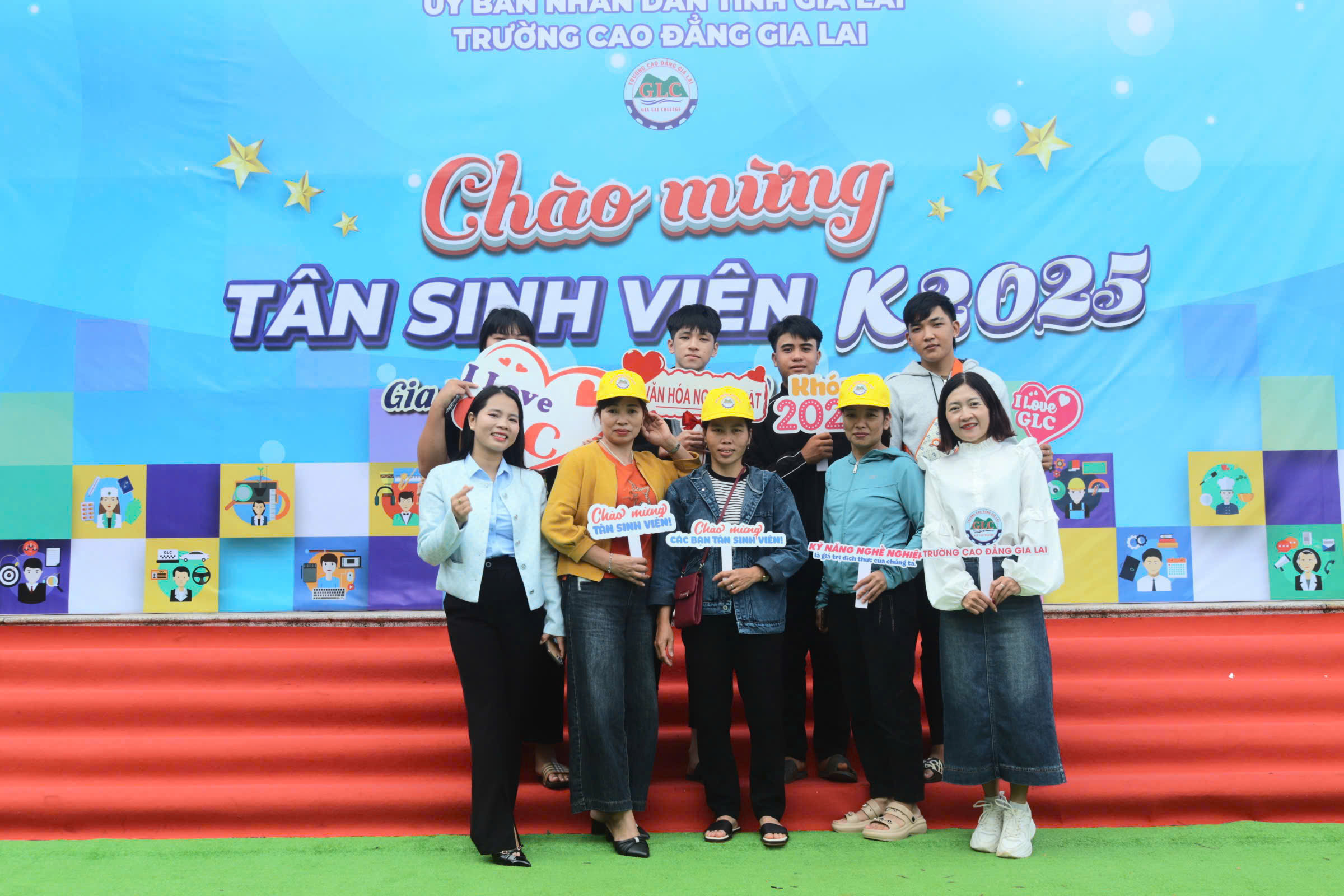 Tân sinh viên hứng khởi với chuỗi hoạt động đầu khóa