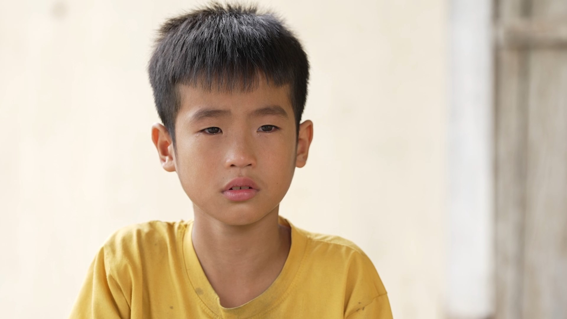 Xót xa cậu bé tự đào khoai ăn qua ngày, ước được lớn nhanh để cứu cha