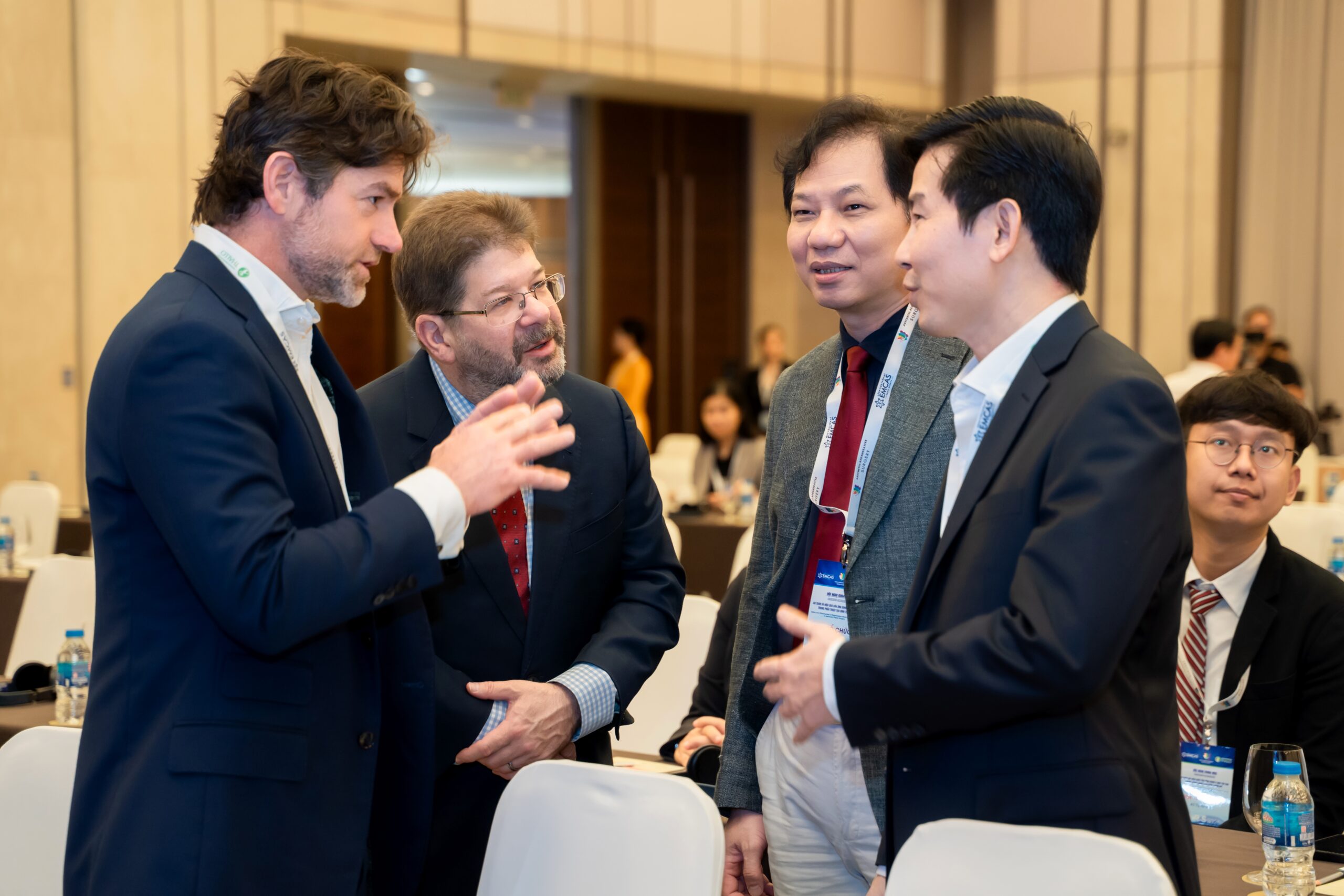 Các chuyên gia trao đổi trước hội thảo