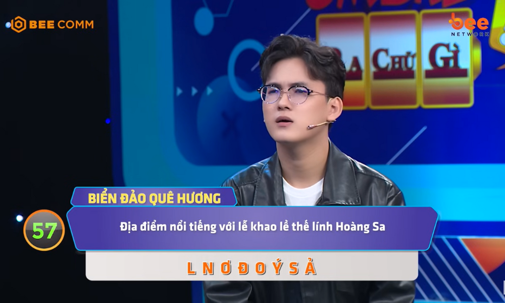 Em trai nuôi của ca sĩ Phi Nhung khoe giọng với bản hit “Đi giữa trời rực rỡ”