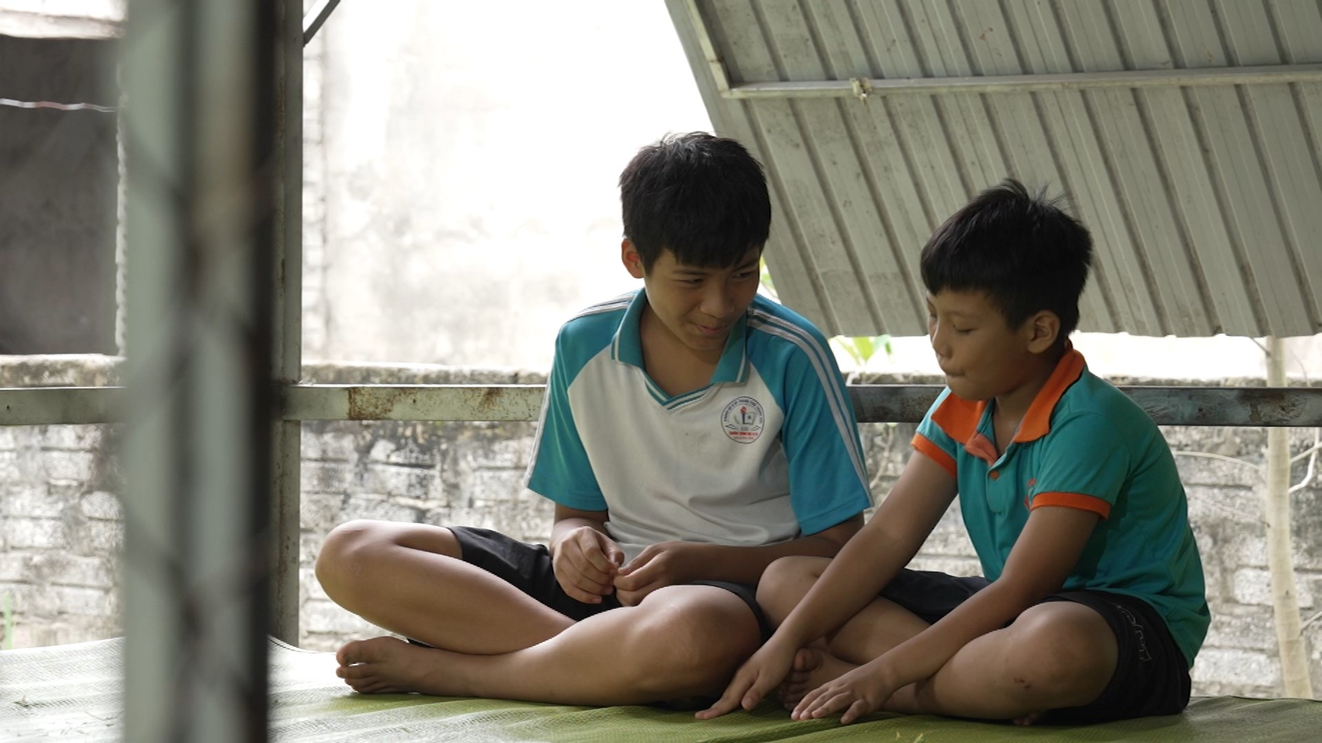 Huy Nam và anh trai là Bùi Huy Minh (2011) lớn lên trong tình yêu thương của cha và bà nội