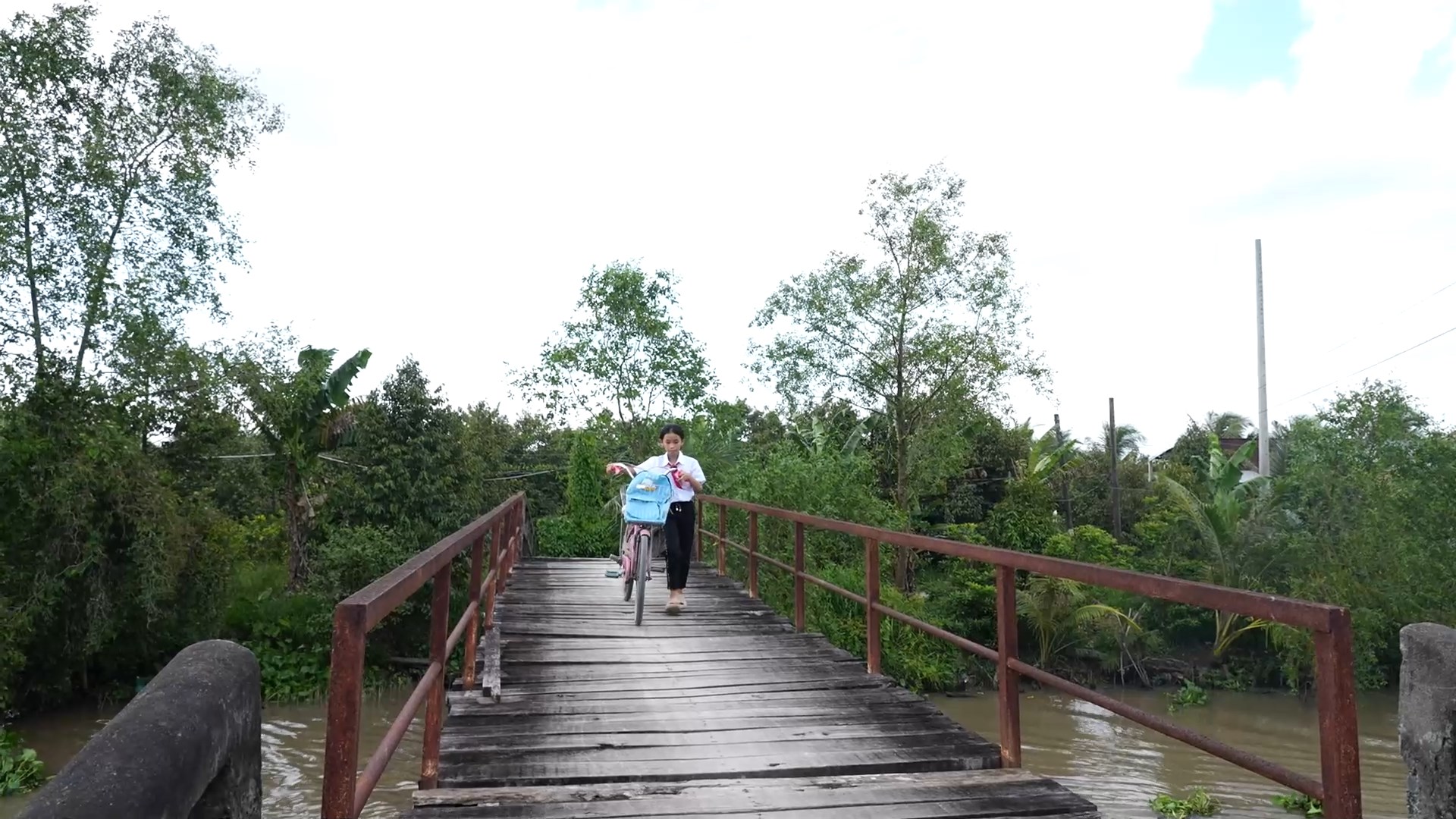 Em Nguyễn Thị Mỹ Châu (2015), học sinh lớp 5 Trường Tiểu học Trường Long A3