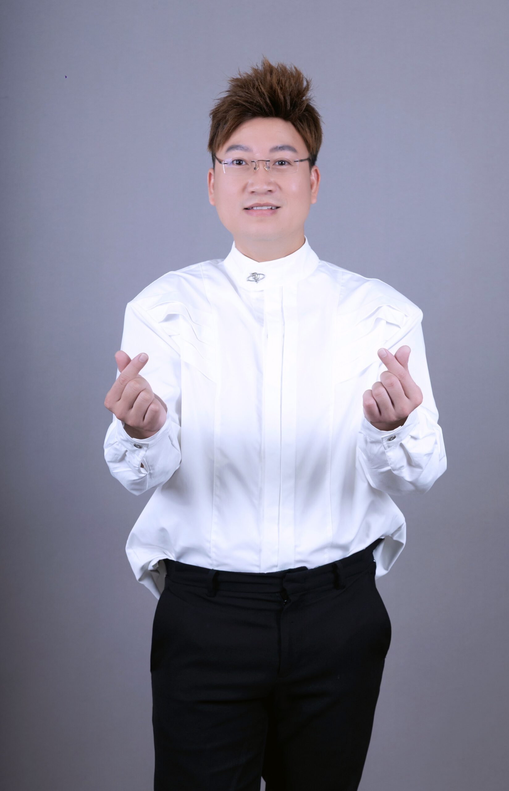 Ca nhạc sĩ Sỹ Luân: “Tôi viết nhạc không bán mà tặng cho các ca sĩ”