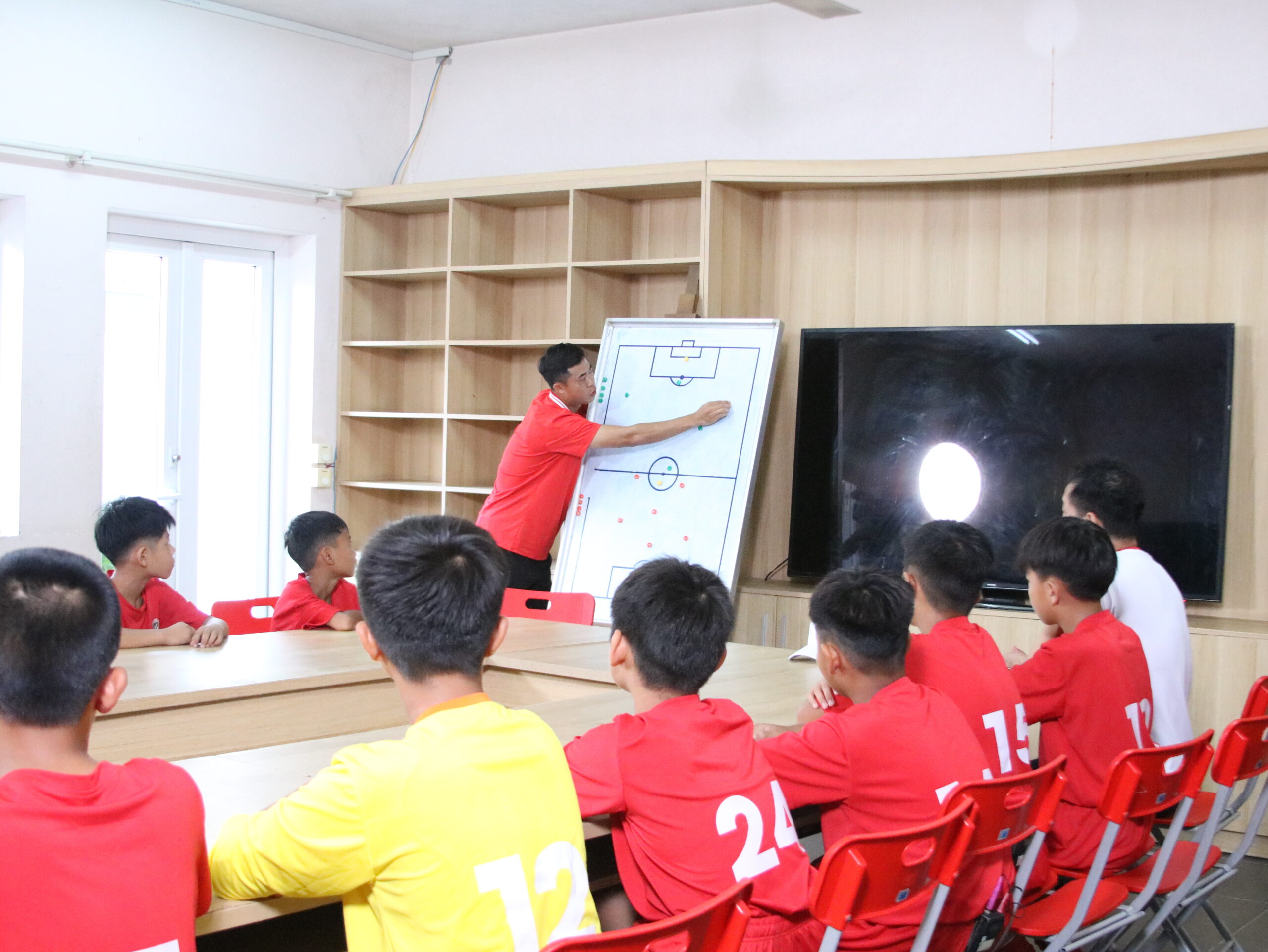 HLV Đặng Tuấn Anh dạy chiến thuật trên sa bàn
