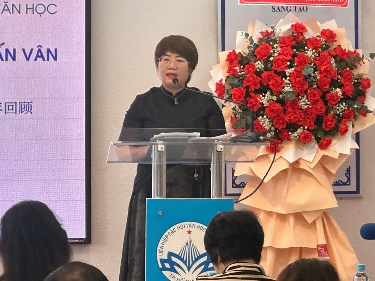 Dịch giả Nguyễn Lệ Chi, chủ thương hiệu sách Chibooks, người góp phần quan trọng kết nối văn học giữa hai nước Việt - Trung phát biểu tại buổi giao lưu với nhà văn Lưu Chấn Vân