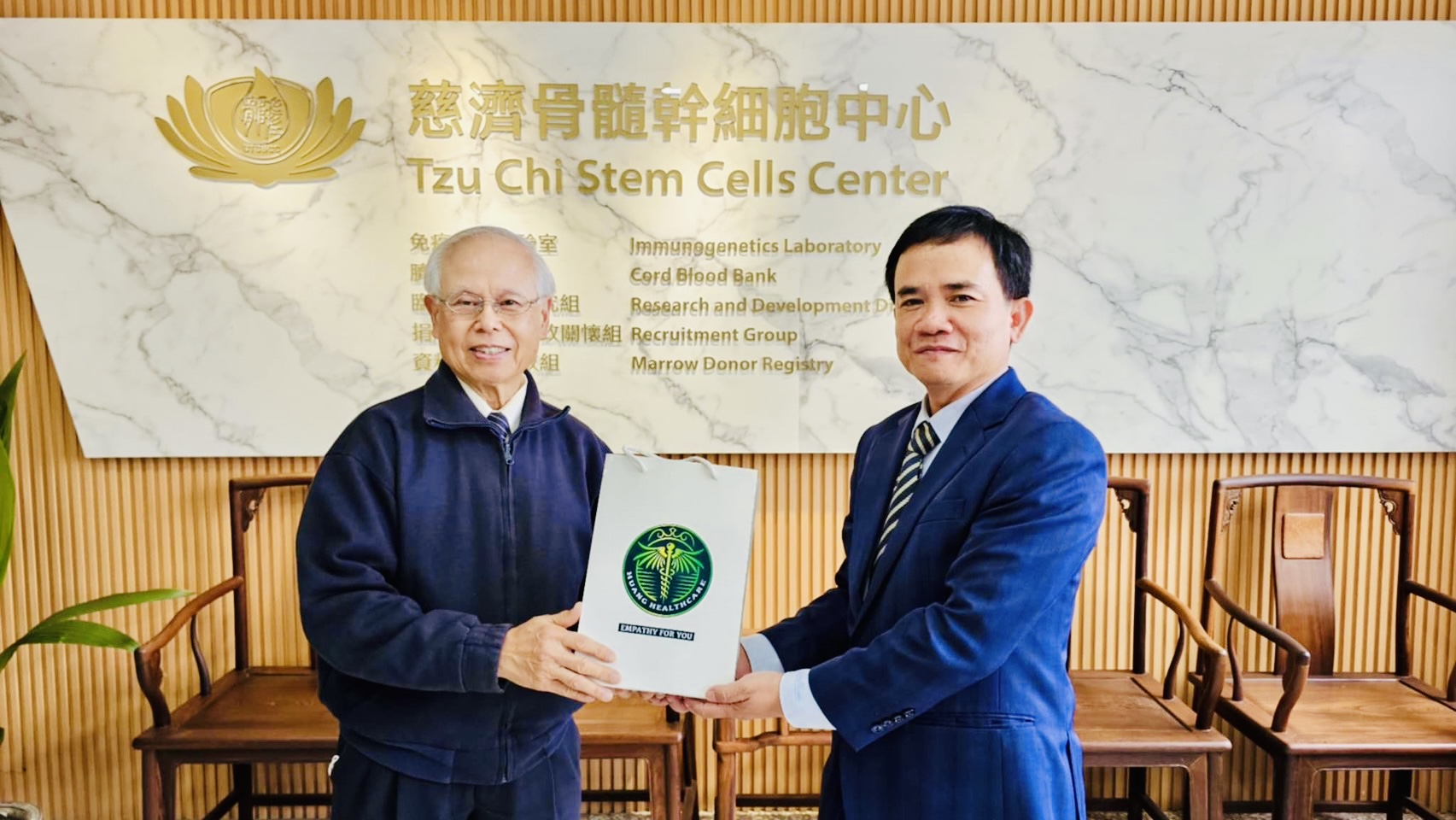 TS.BS Huỳnh Thanh Tuấn và PGS Yang Kuo Liang, Giám đốc Trung tâm Tế bào gốc Tzu Chi