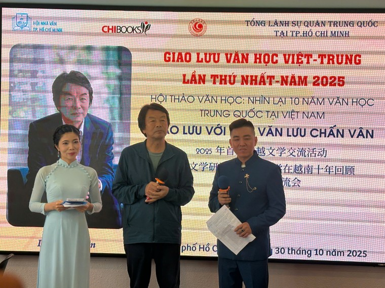 Nhà văn Lưu Chấn Vân (giữa) giao lưu với đồng nghiệp và độc giả ở TPHCM