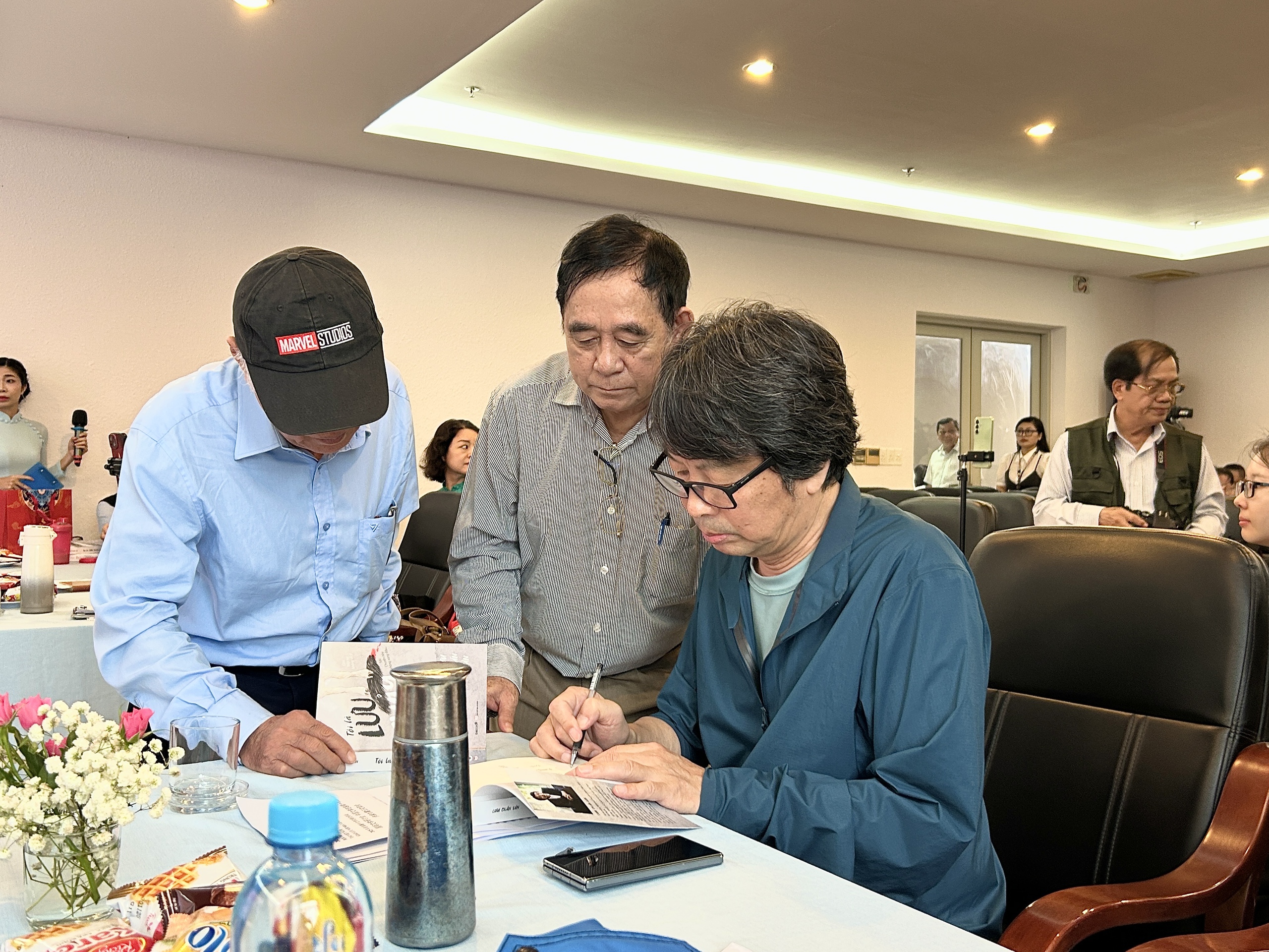 Nhà văn Lưu Chấn Vân ký tặng độc giả yêu mến sách của ông