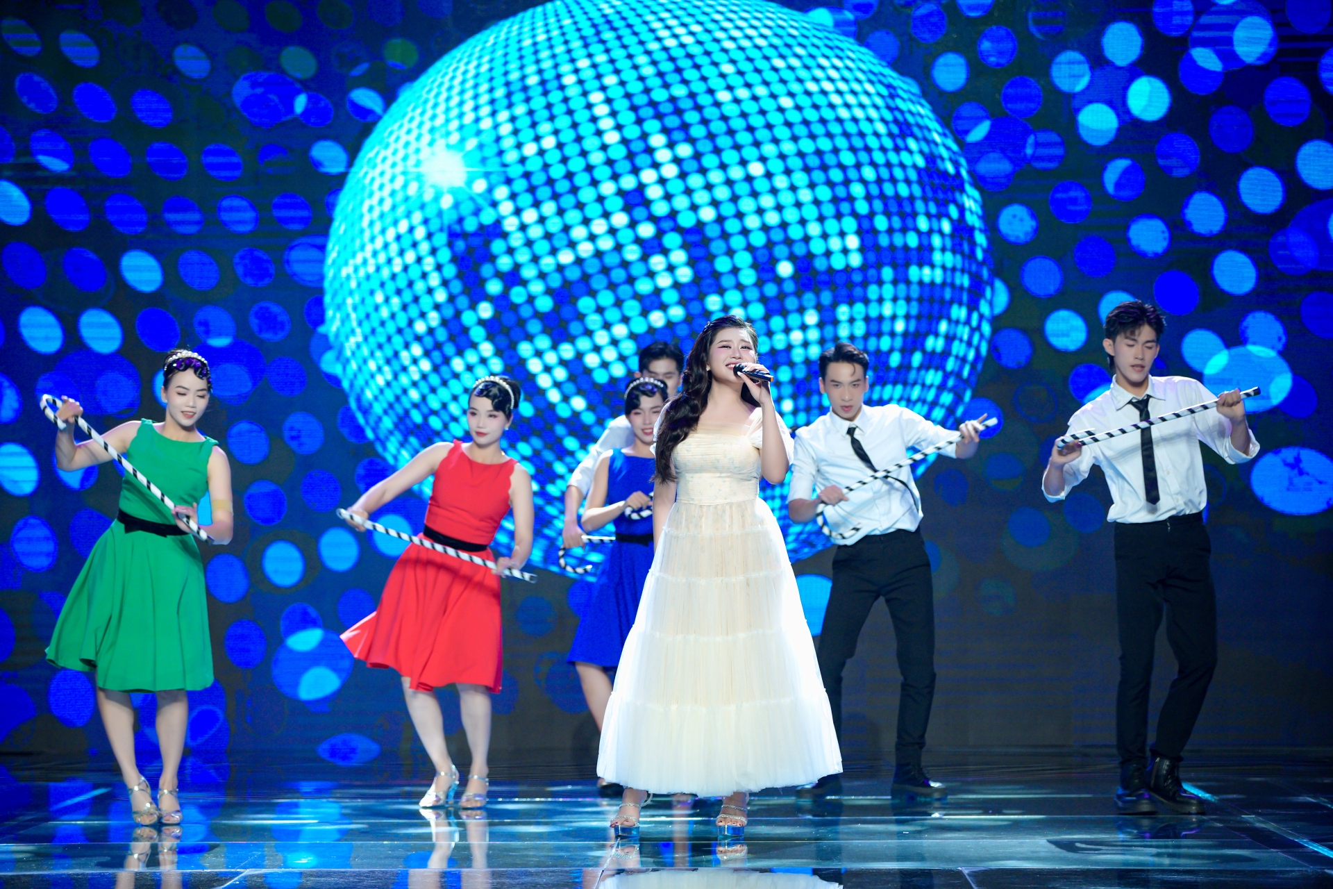 Danh ca Ngọc Sơn bị hút hồn bởi nữ ca sĩ 2k4 “đẹp như thiên thần”