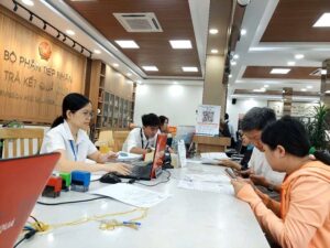 Cán bộ phường Bình Thới (TPHCM) giải quyết hồ sơ cho người dân. Ảnh: Minh Quân